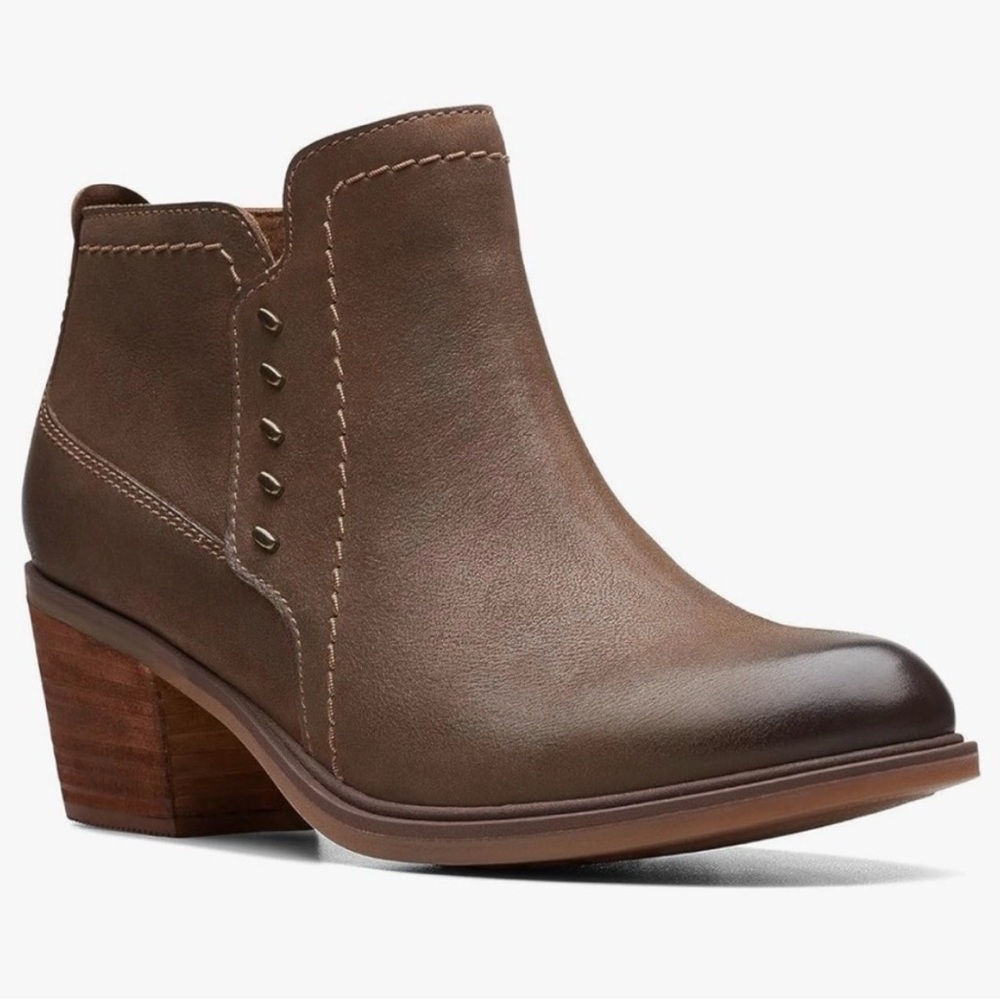 NEW Clarks Neva Lo Brown Women’s Leather Western Studded Ankle Booties. Size 9